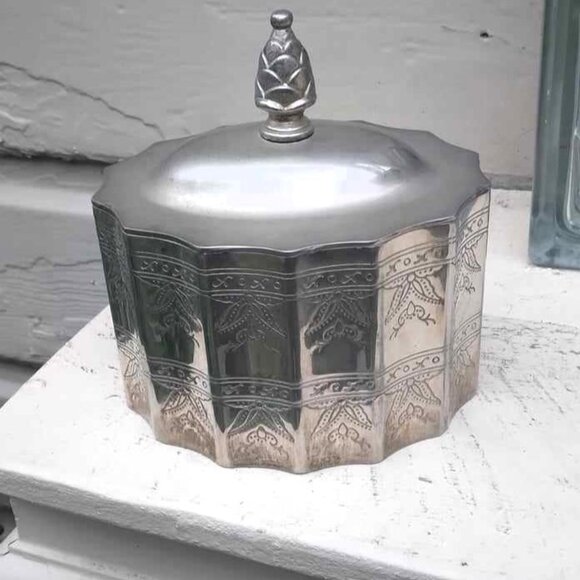 Godinger Silver Plated Etched Scalloped Pineapple Finial Lidded Trinket Box - Picture 10 of 11